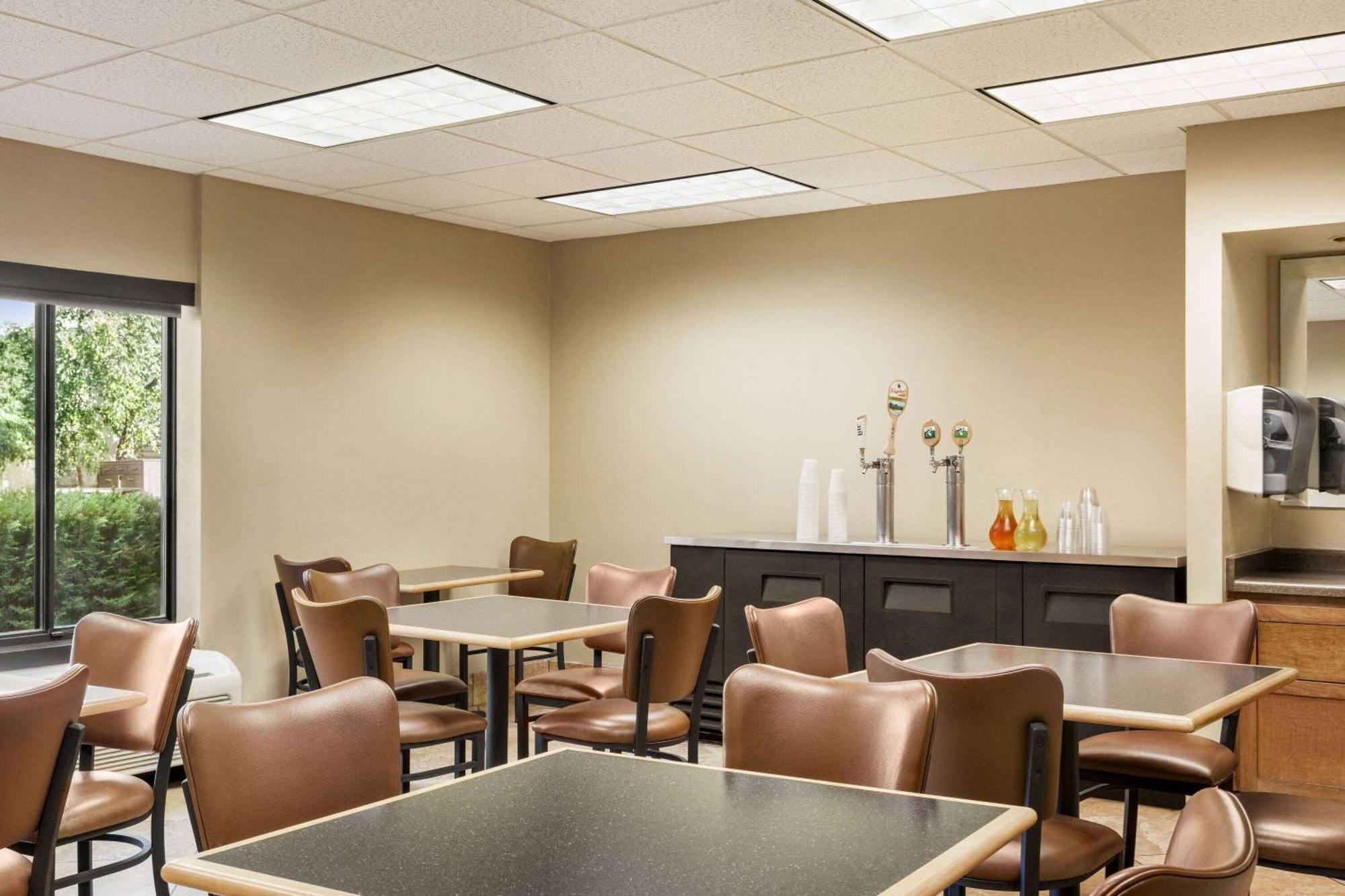 Americinn By Wyndham Madison West Экстерьер фото